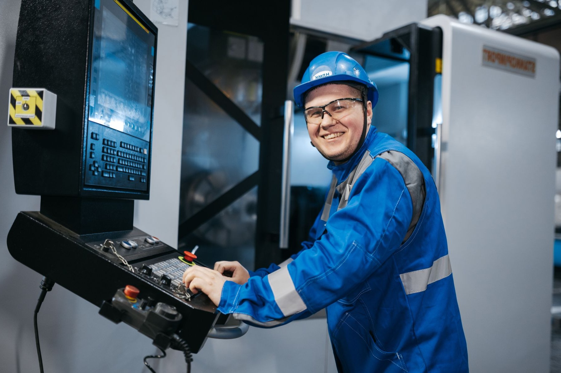 CNC-Fachkraft bei der Arbeit in einem Industriebetrieb