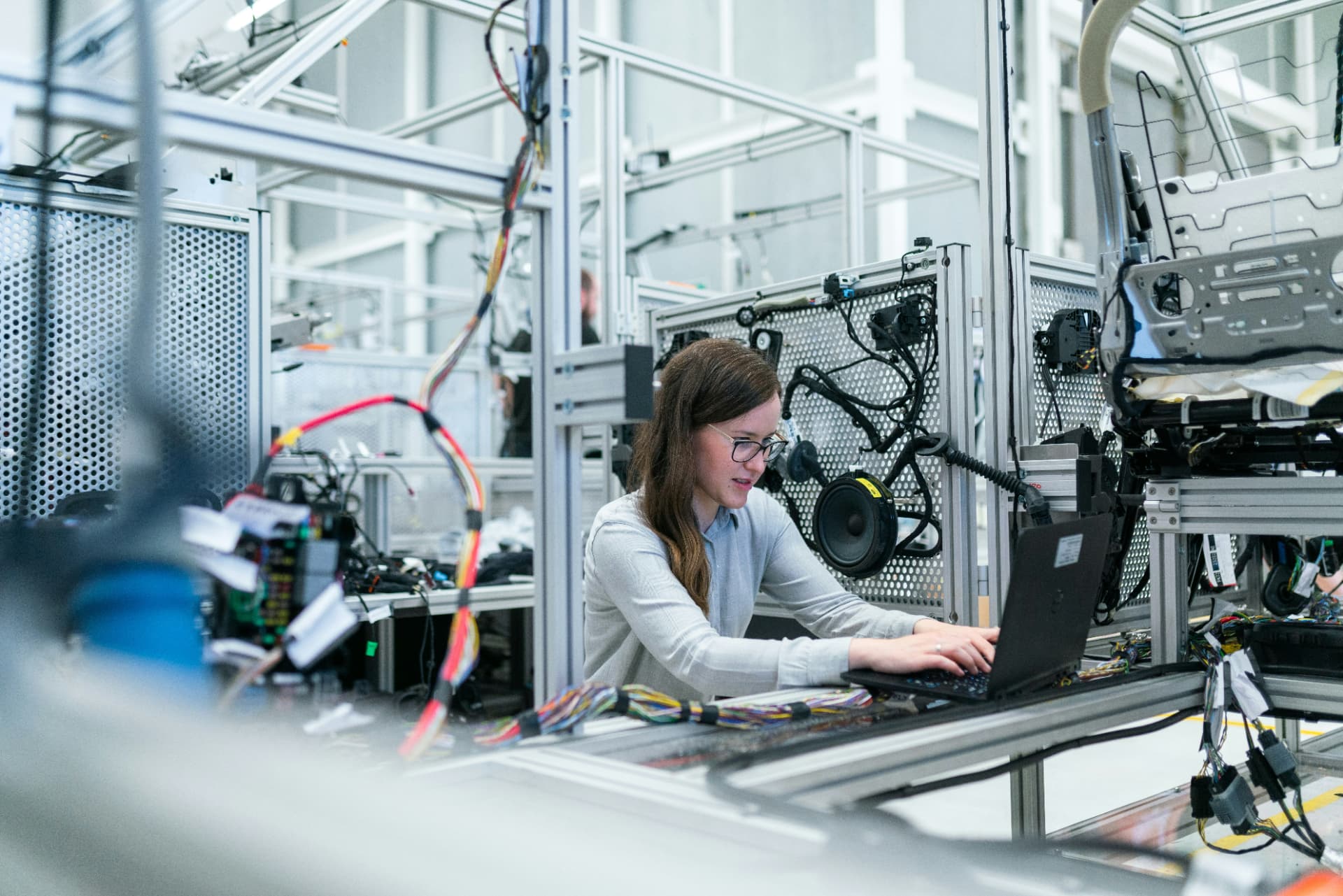 Ingenieurin an einem technischen Arbeitsplatz