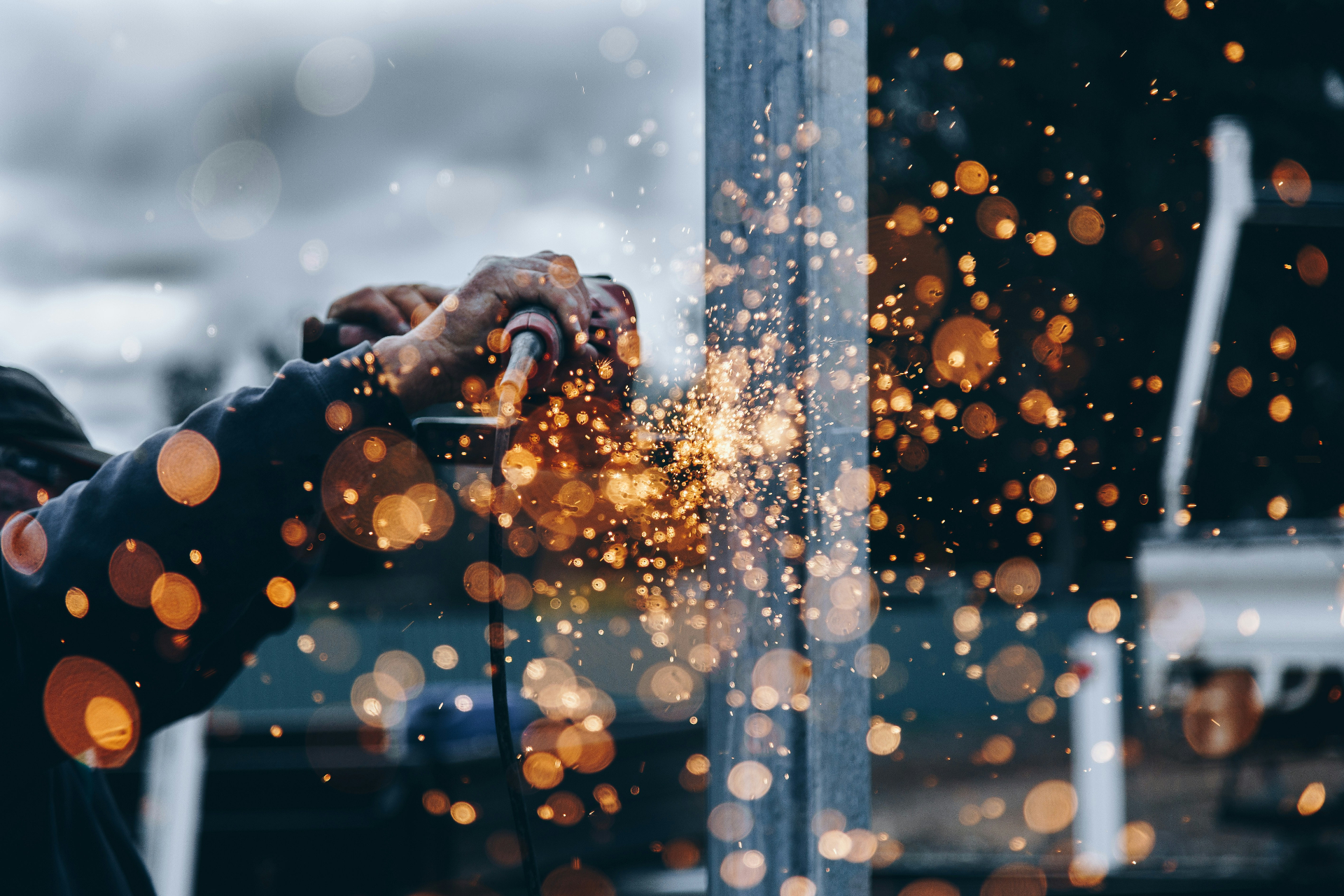 Präzise Schleifarbeit in einem Industriebetrieb