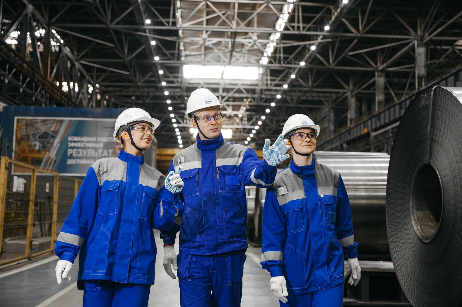 Technisches Team in einer Industriehalle