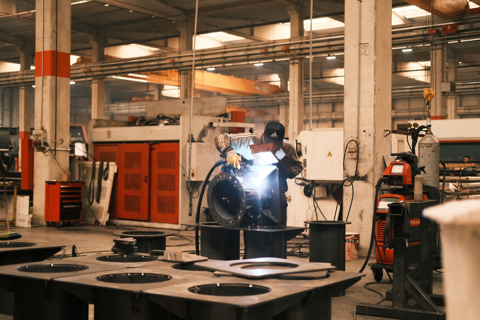 Schweißer bei der Arbeit in einem Industriebetrieb